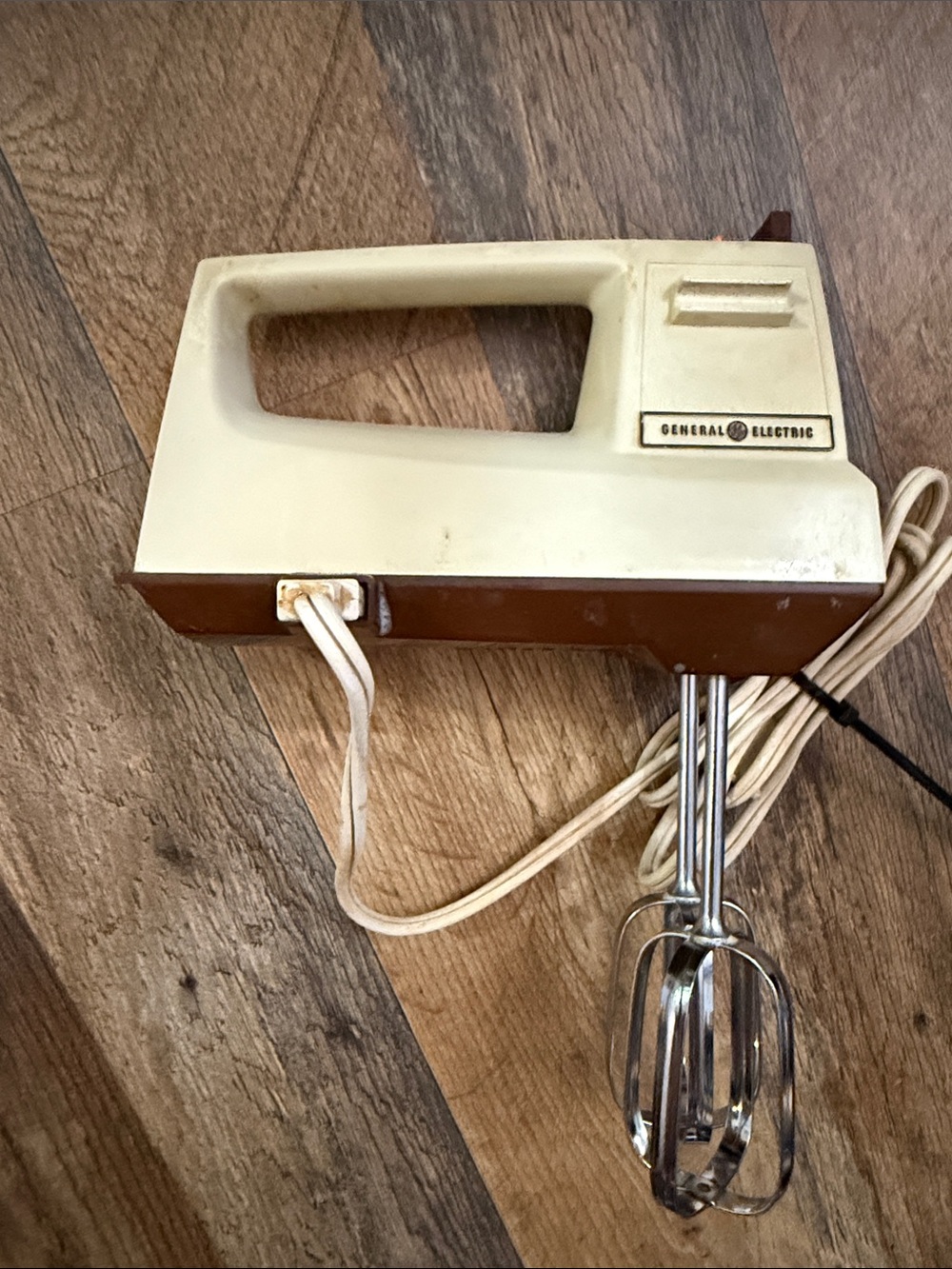 Vintage 1970s 3 speed hand mixer General Electric